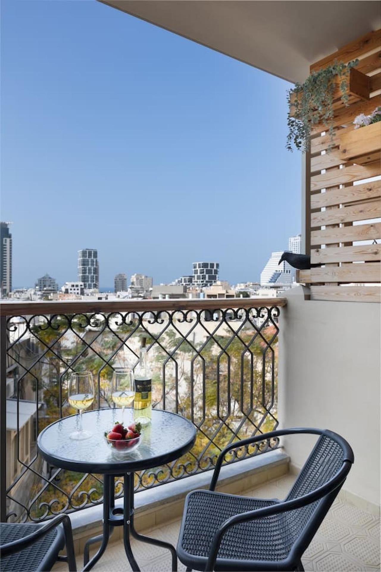 Elegant Apartment W Balcony & Mamad In Heart Of Tel Aviv By Sea N' Rent Exterior photo